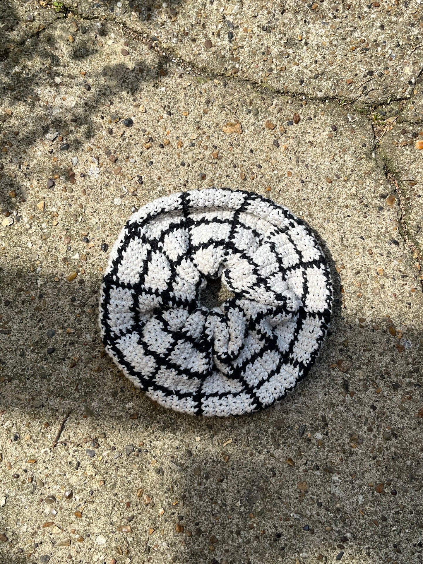 GRID SCRUNCHIE